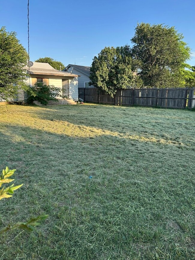 Building Photo - Large 3 bed 1 bath Home