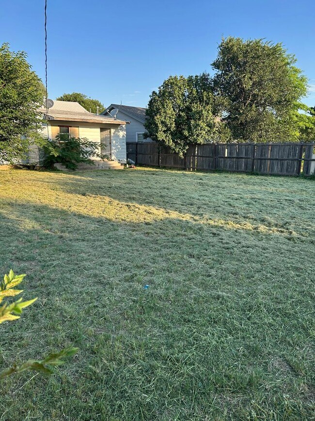 Foto del edificio - Large 3 bed 1 bath Home