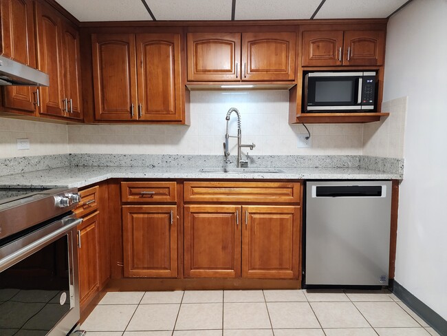 Kitchen - 501 W 24th Pl