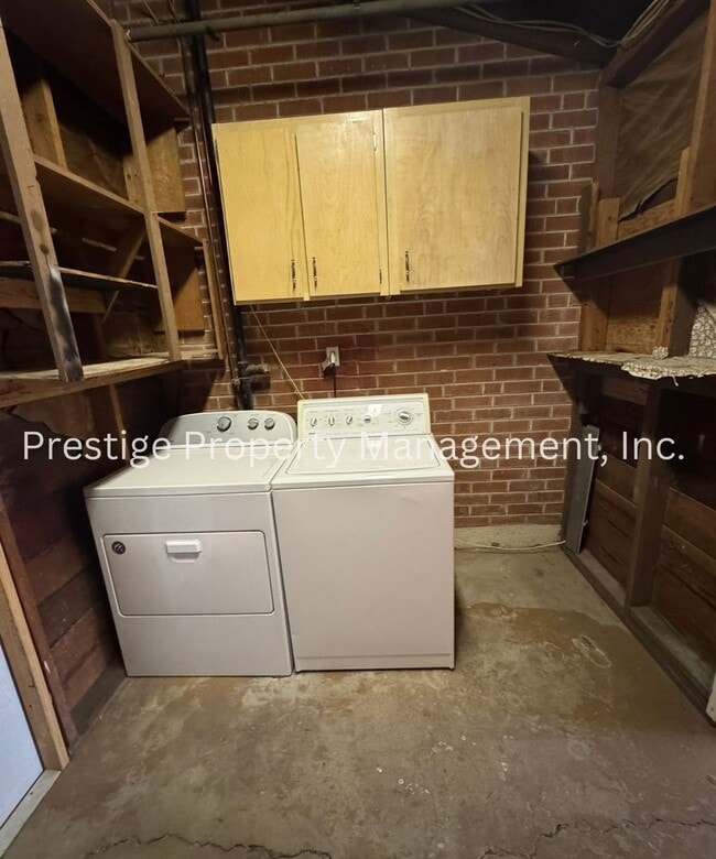 Building Photo - This 4/2 East Side Charmer Wont Last Long!