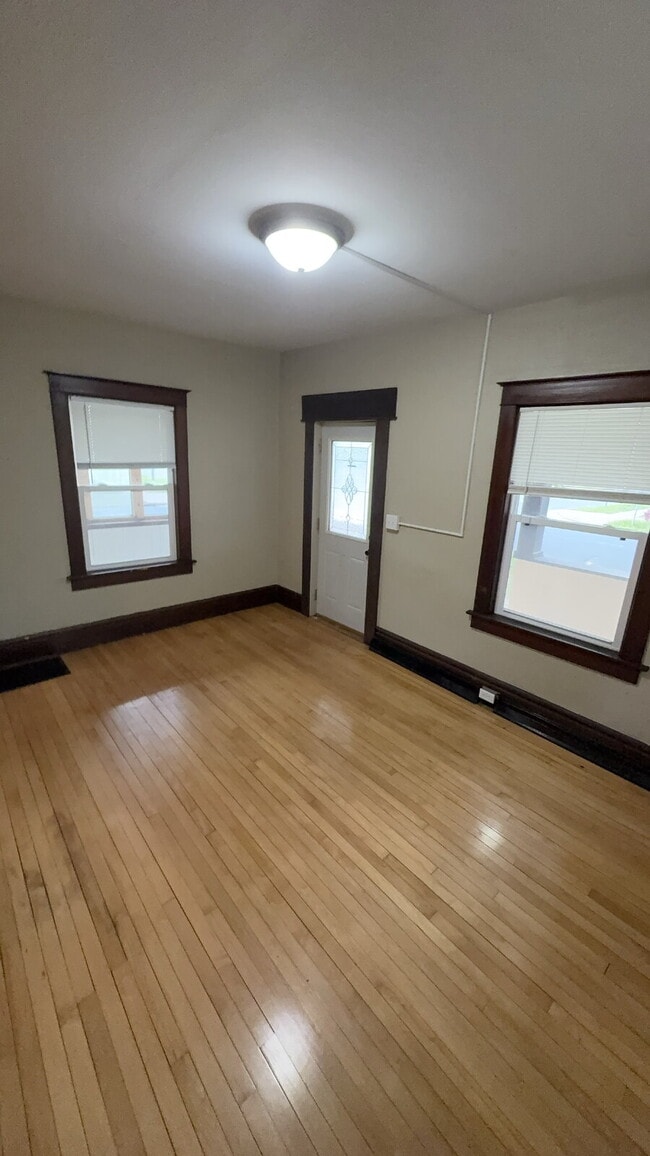 Building Photo - 3 bed 1 bath close to Water St. and UWEC! Available June 1st