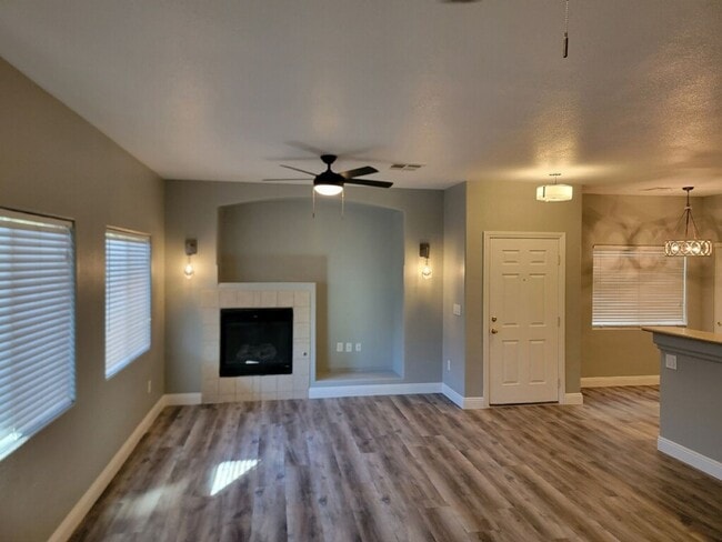 Foto del edificio - 3 Bedroom Townhouse with a backyard