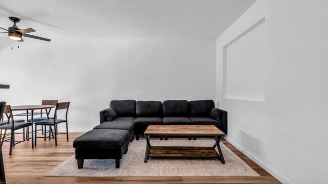 Foto del edificio - 5300 E Waverly Dr