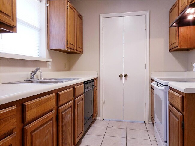 Building Photo - 700 Berry Ln