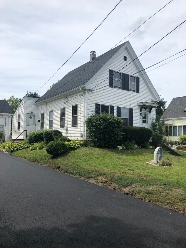 Side view of house and driveway - 168 Beulah St