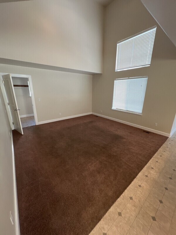 Building Photo - 943 450 E