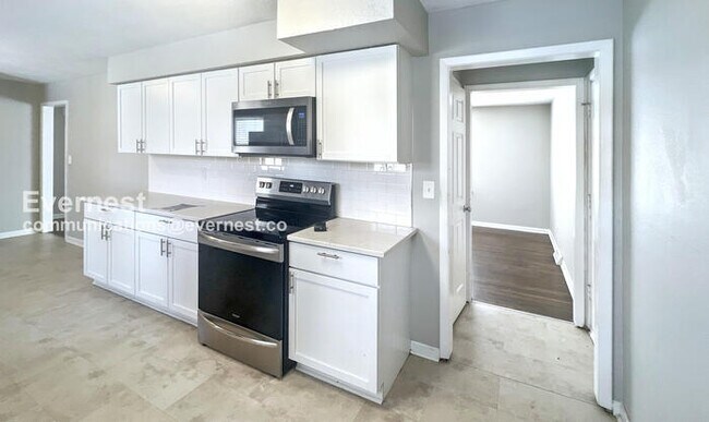 Building Photo - 3 Bed/2 Bath Home with Garage / Pet-Friendly / Vouchers Accepted / Available Now!