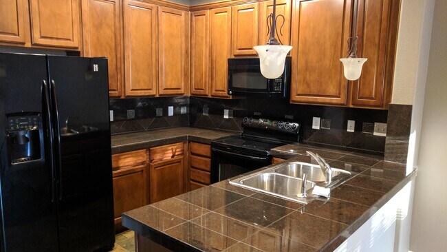 Cocina con gabinetes de 42 pulgadas. - 157 S McGregor Cir