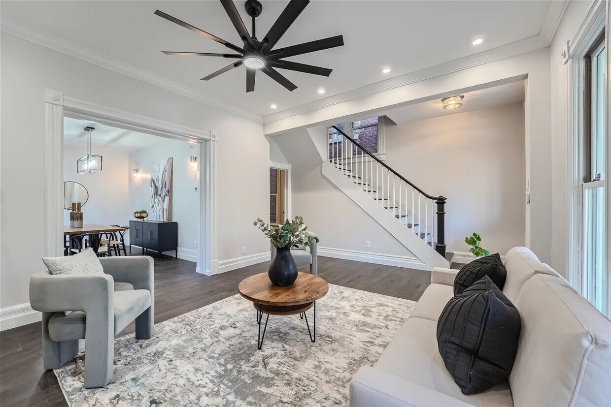 Foto principal - Luxurious 4-bedroom 3-bathroom Home Locate...