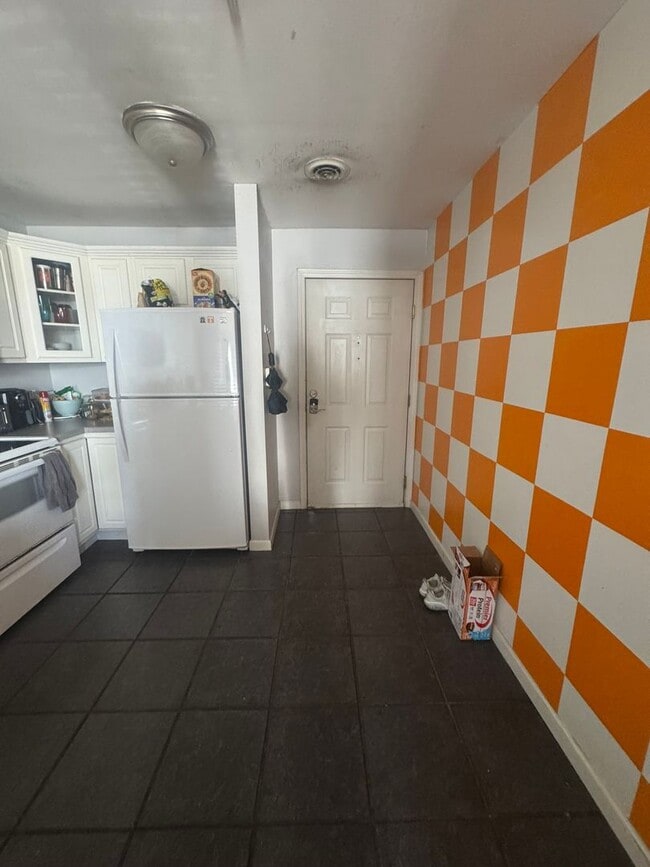 Building Photo - Renaissance II Condominiums: Available Fal...