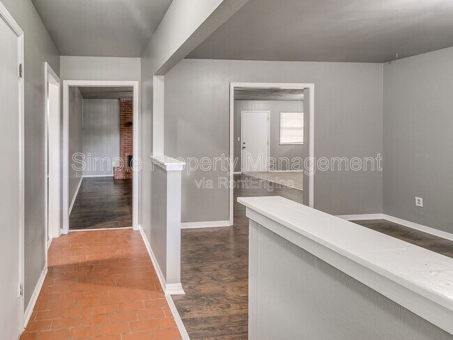 Building Photo - 136 Burton Pl