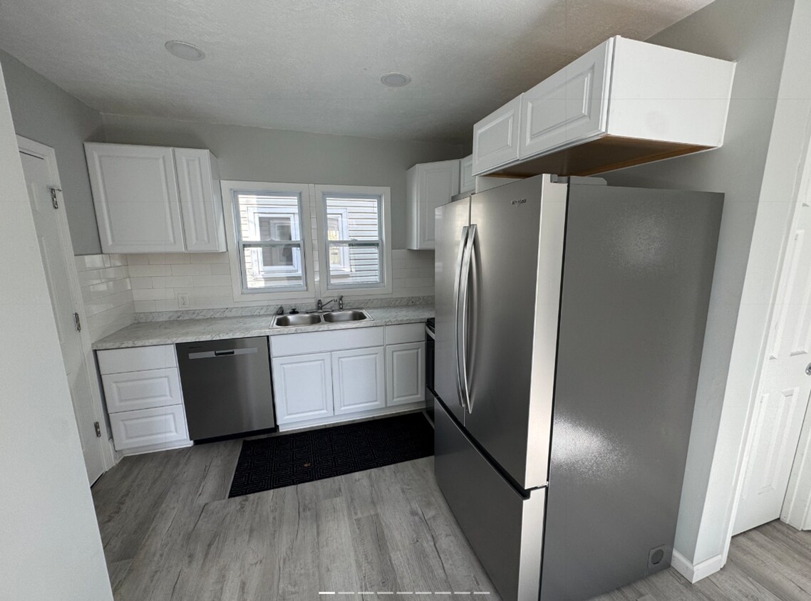 Foto principal - Single Family Home 4 beds 1 bath Available...