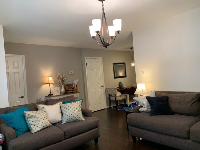 Foto del edificio - BURKE TOWNHOUSE - AVAILABLE DEC 1ST