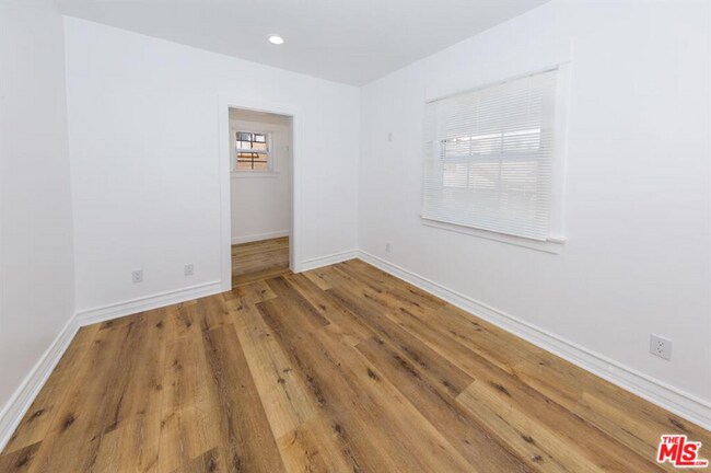 Foto del edificio - 301 1/2-352-352 N Benton Way
