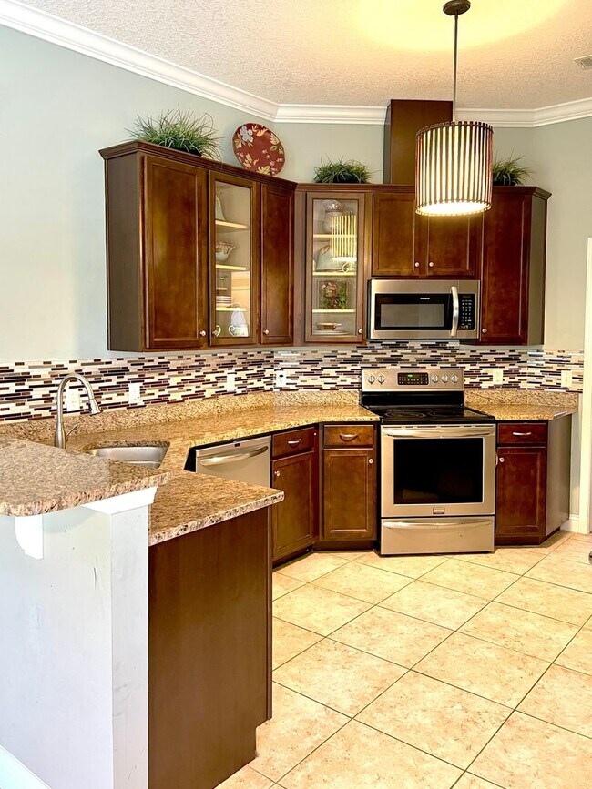 Building Photo - 3-Bedroom, 2-Bath Home with Pool Access an...