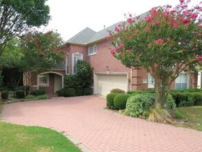 Building Photo - 2801 Greenhill Dr
