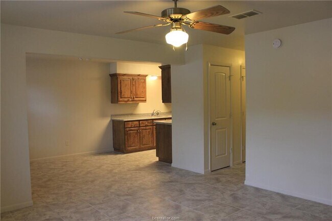 Building Photo - 905 Balcones Dr