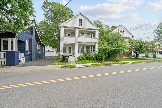 Building Photo - 22 N Lake Ave