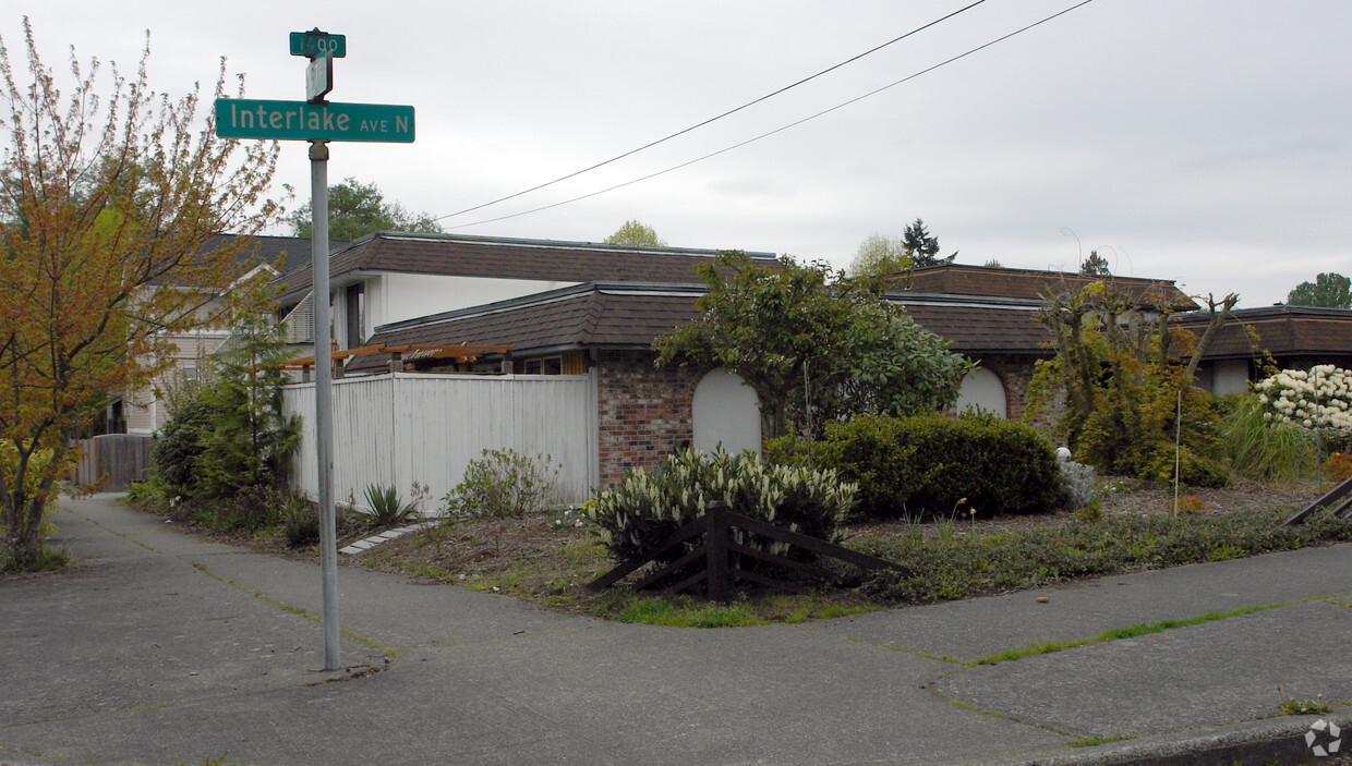 Foto del edificio - 9556 Interlake Ave