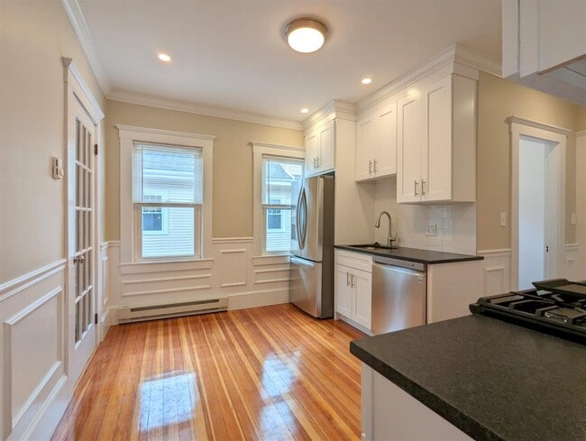 Building Photo - 35 Trowbridge St