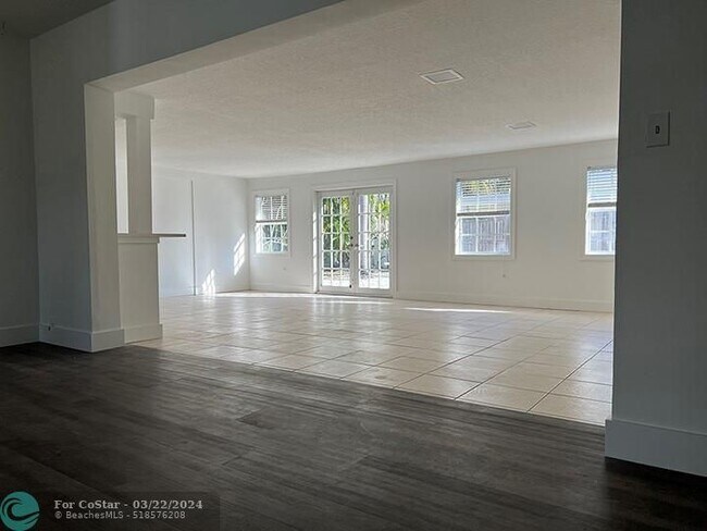Foto del edificio - 7200 NE Bay Cove Ct