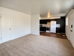 Building Photo - 462 E Granite Ave