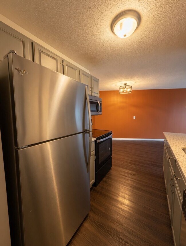 Foto del edificio - Freshly Updated, Stylish 2 bed 2 bath Condo in Bloomington Includes 2 Heated Parking Spaces!