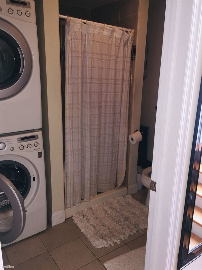 Foto del edificio - 3 br, 2 bath  - 927 Spruce St Apt 3