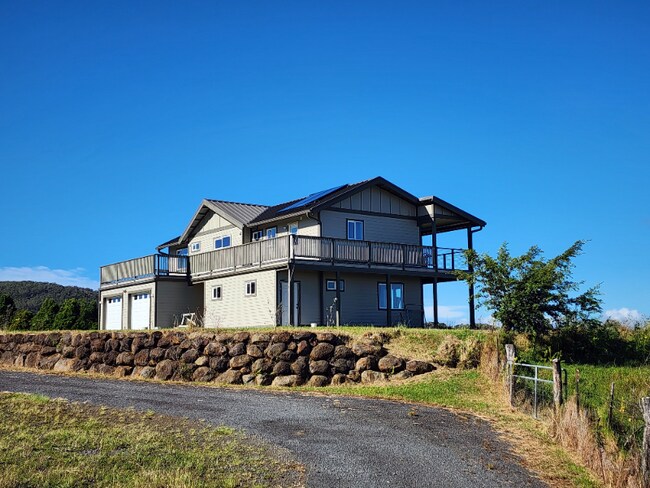 Foto del edificio - 756 Awalau Rd