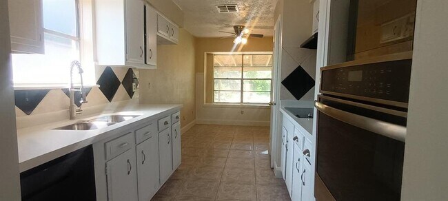 Foto del edificio - 7502 Winkle Wood Ln