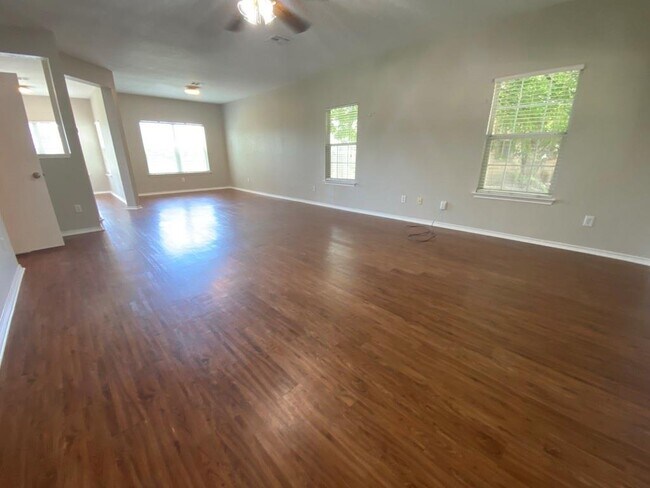 Foto del edificio - 330 Mistletoe Ln