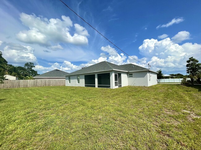 Building Photo - 742 NW Fairhaven Dr