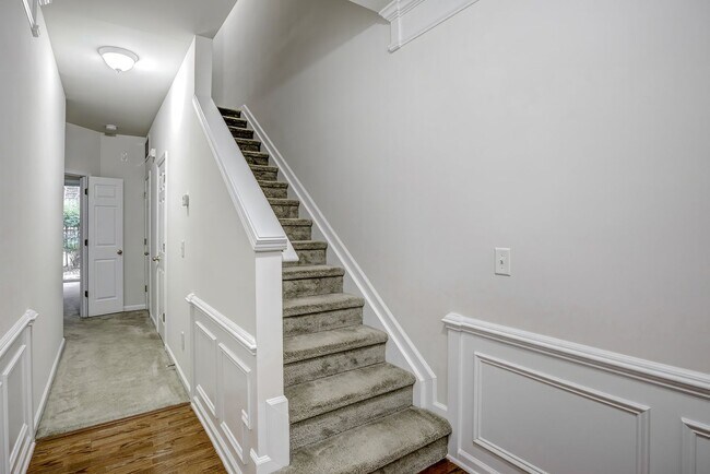 Building Photo - Large Townhome with 1 Car Garage - Great L...