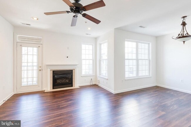 Building Photo - 400 Symphony Cir