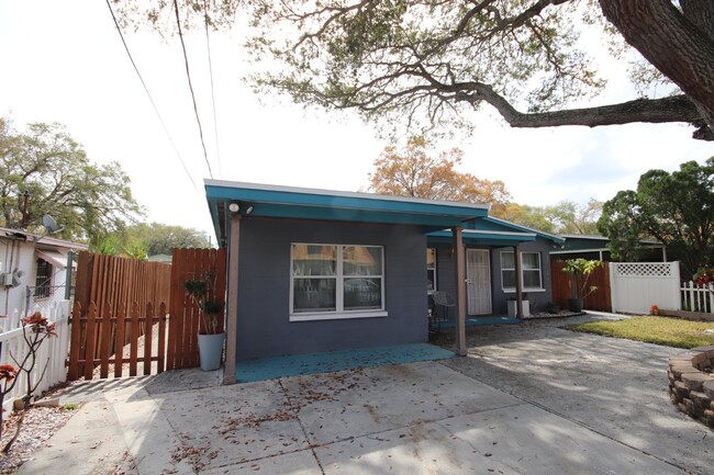 Foto del edificio - Incredible, completely remodeled FURNISHED...