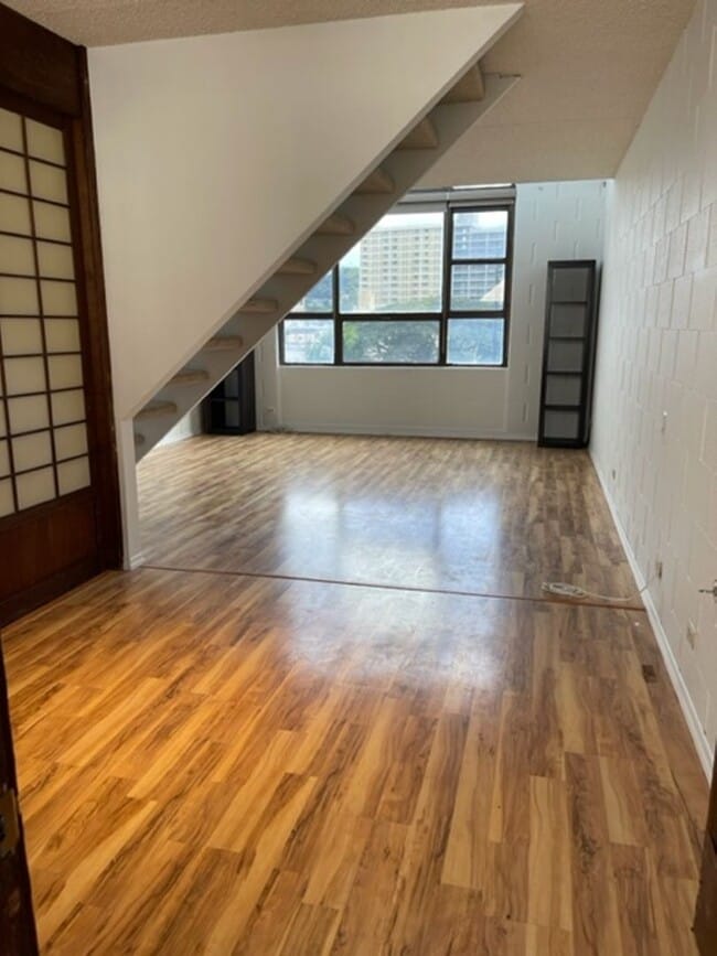 Building Photo - Move in Ready! Spacious 2/1 in town!