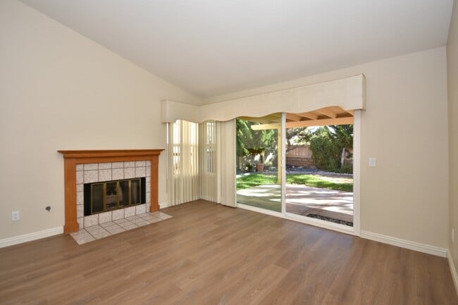 Building Photo - Updated 2Bed, 2Bath Home in Vista!