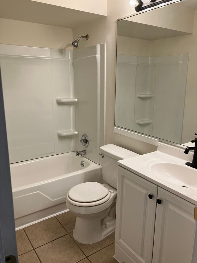 Building Photo - Rent Special through 5/31 - Convenient & N...