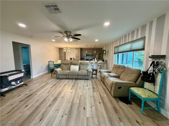 Foto del edificio - 3032 SE Santa Barbara Pl