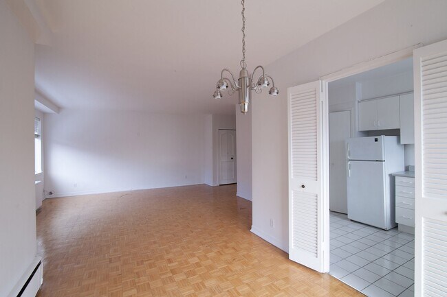 Building Photo - 4555 Av. Bonavista