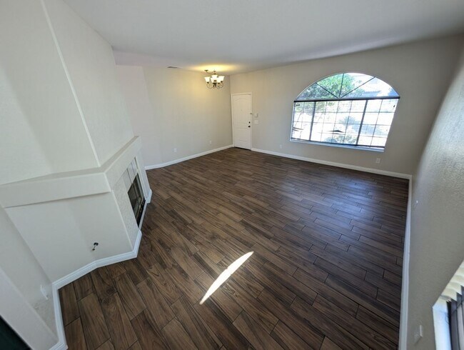 Foto del edificio - 731 Rising Star Dr