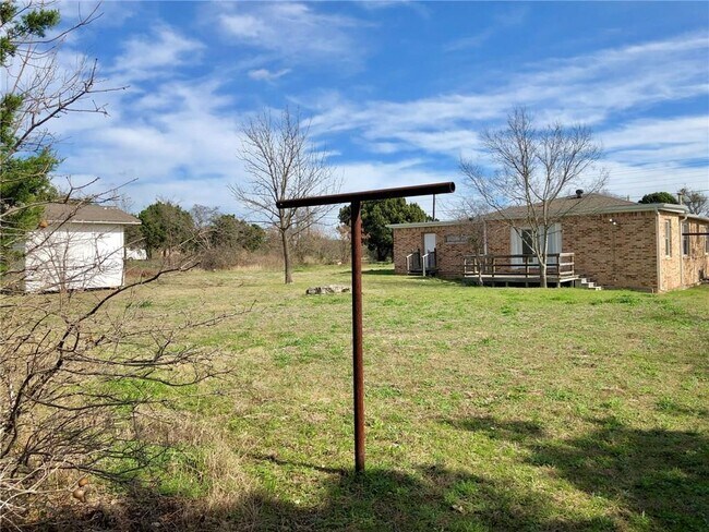 Building Photo - 307 S Mustang Ave