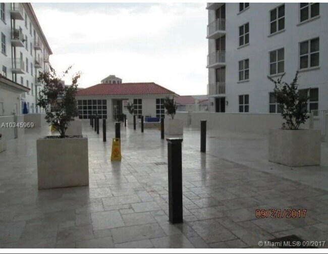 Building Photo - 2030 Douglas Rd