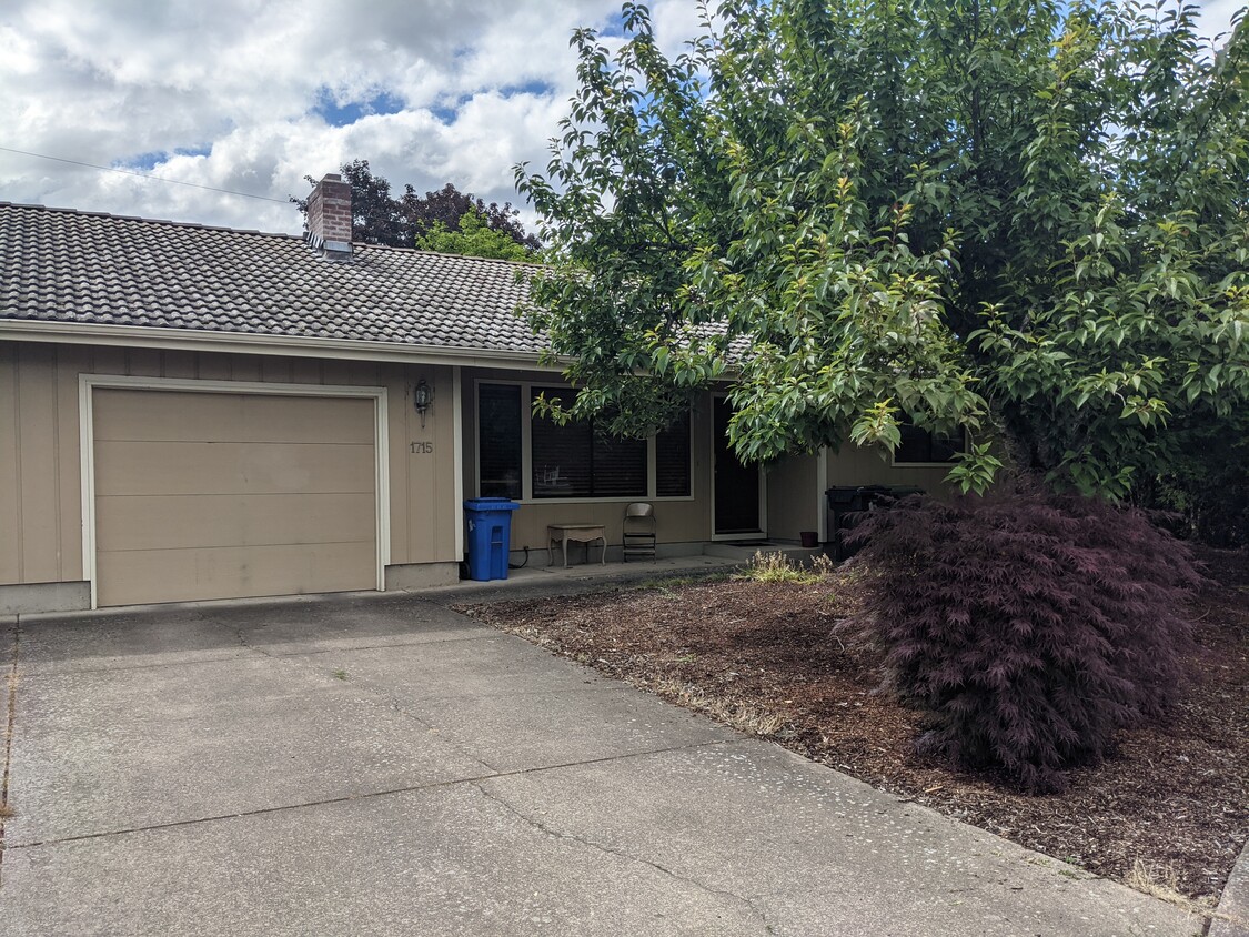 Primary Photo - 1715 Crescent Ave