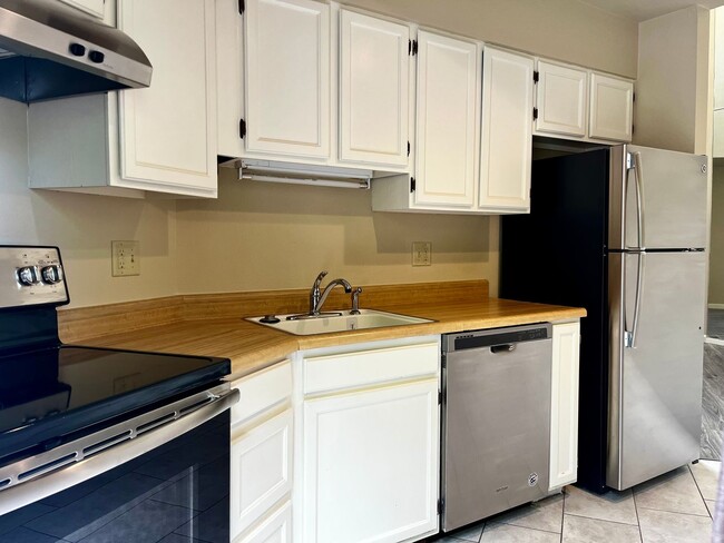 Building Photo - Cozy 2 Bedroom Townhouse Available in Colo...