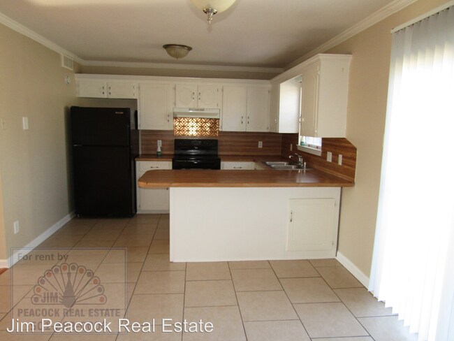 Building Photo - 3 br, 1 bath House - 7 Collins Court
