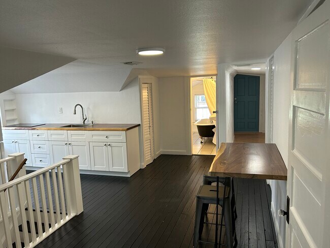 Building Photo - 407 Magnolia St