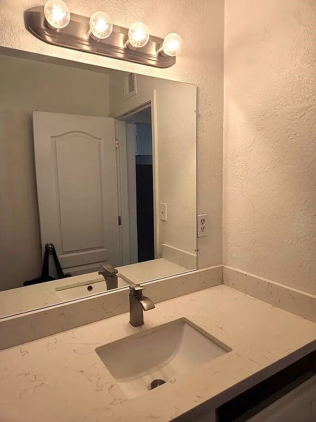 Building Photo - STUNNING 2 BEDROOMS AND 1 BATHROOM UNIT FO...