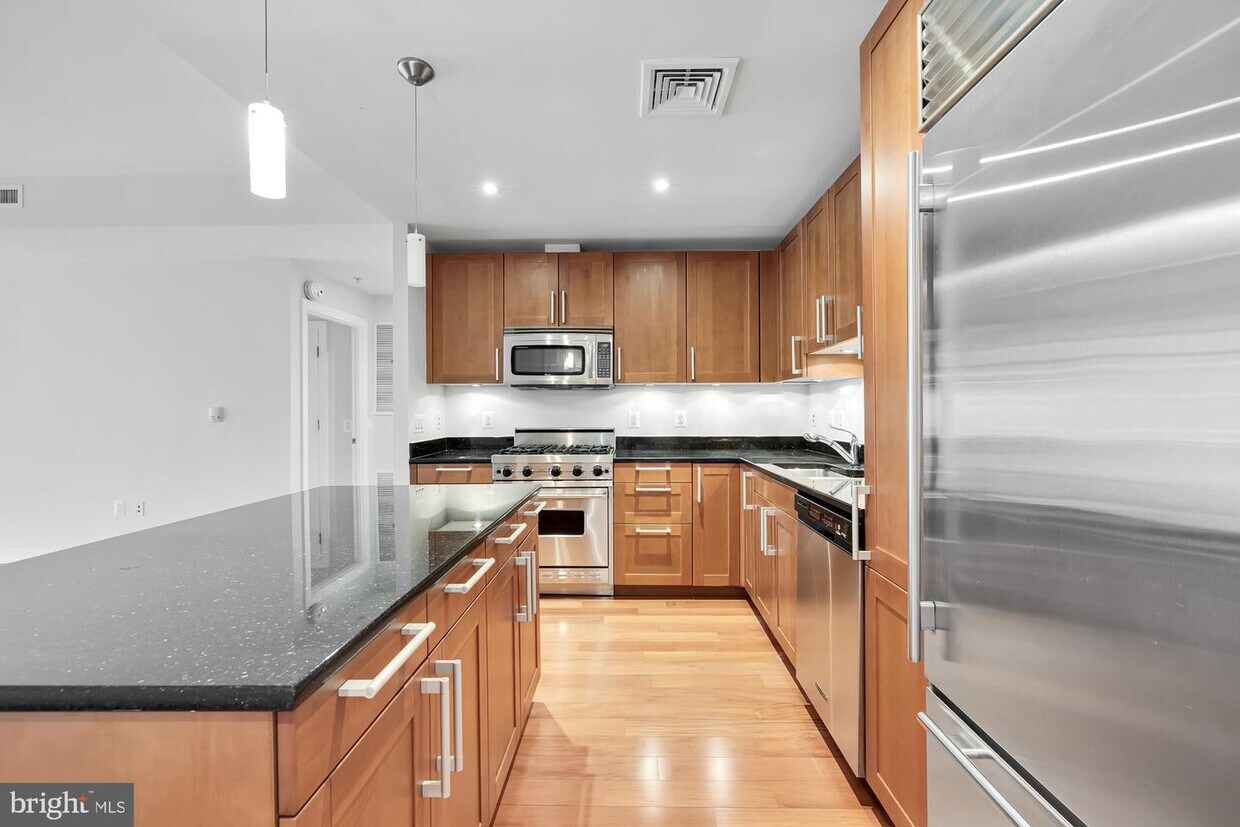Primary Photo - 2425 L St NW
