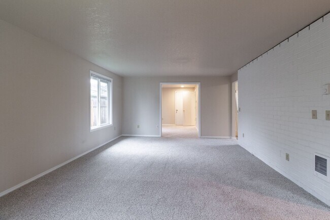 Foto del edificio - Beautiful 3 Bed 2 home with 2 Car Garage-E...